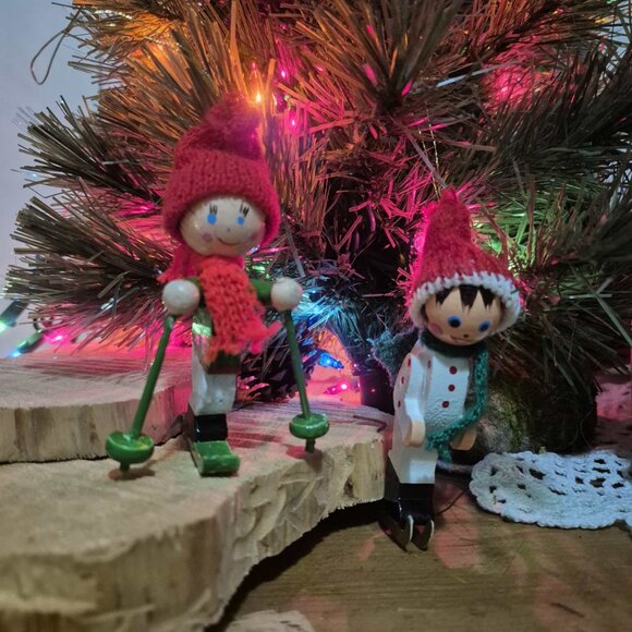 🎄Vintage set of 2 Wooden Ornaments - Skier & Skater with knit hats & Scarves - Picture 2 of 7